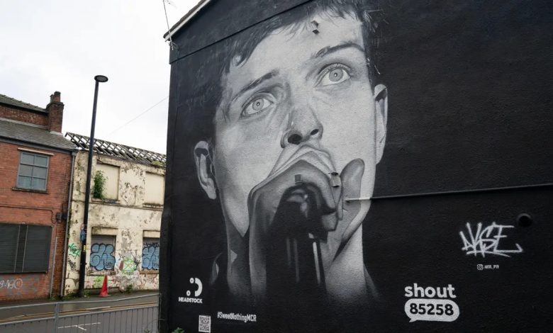en Manchester taparon el mural de Ian Curtis