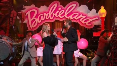 Descubre cómo los actores Ryan Gosling y Emily Blunt encendieron la pantalla en Saturday Night Live con bromas hilarantes y su química inigualable.