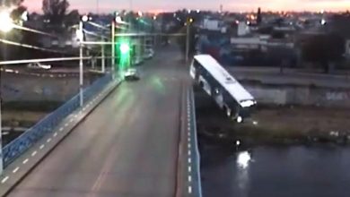 Captura de video del colectivo que cayó al río