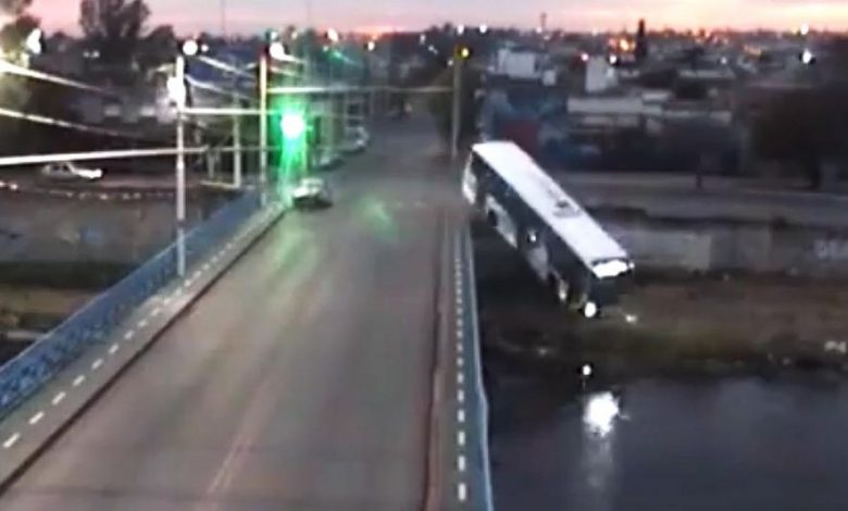Captura de video del colectivo que cayó al río