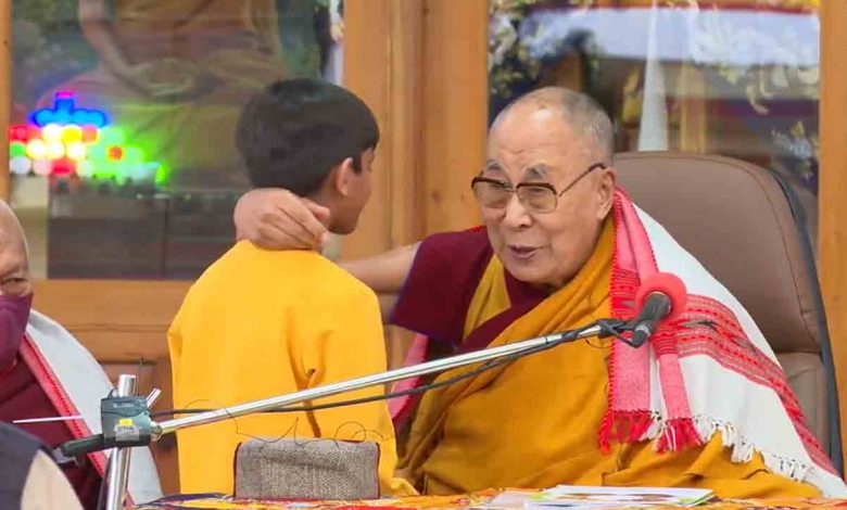 Indignación por un video del Dalai Lama en el que besa a un chico y le pide que le chupe la lengua.