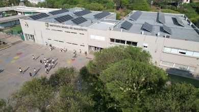 colegio con paneles solares en el techo