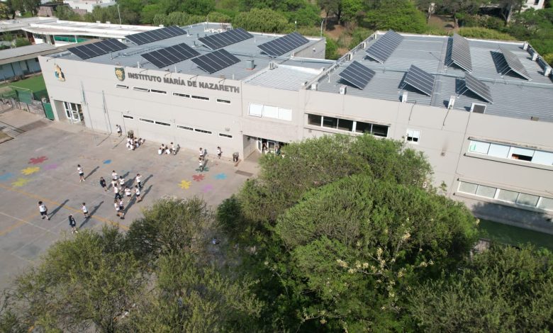 colegio con paneles solares en el techo