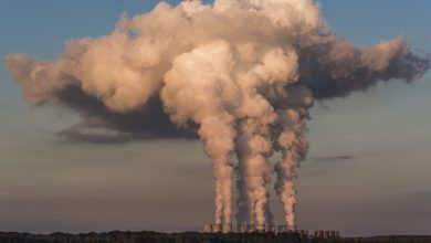 humo de fábricas, cielo oscuro