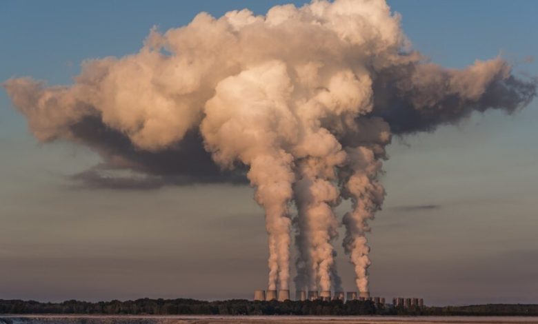 humo de fábricas, cielo oscuro