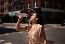 mujer se tira agua en la cara por el calor