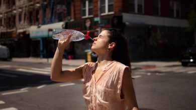 mujer se tira agua en la cara por el calor