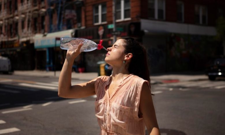 mujer se tira agua en la cara por el calor