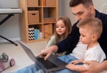 papá con hijos mirando la computadora