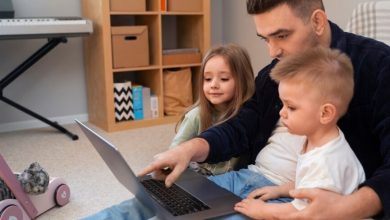 papá con hijos mirando la computadora