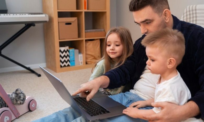 papá con hijos mirando la computadora