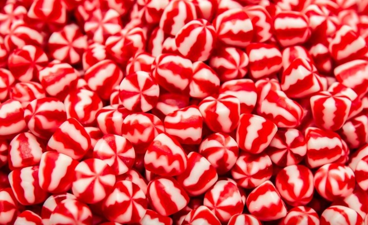 Caramelos con colorante rojo.