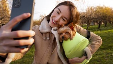 Persona millennial tomándose una foto con su perro