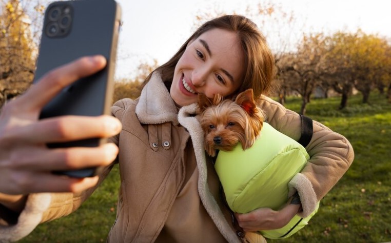 Persona millennial tomándose una foto con su perro