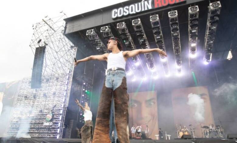 Imagen de Ca7riel saltando arriba del escenario norte de la edición 2025 de Cosquín Rock.