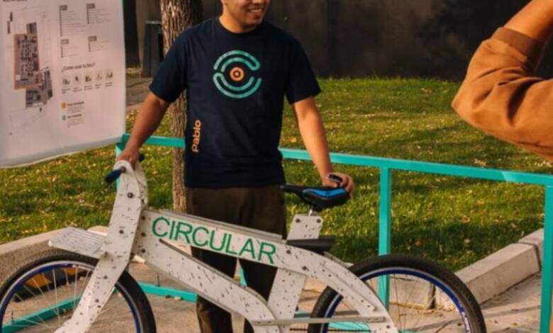 Bicicletas de plástico reciclado revolucionan la movilidad universitaria