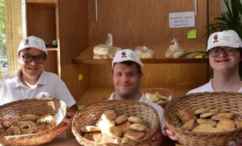 Jóvenes con discapacidad abren la primera panadería cooperativa en Argentina