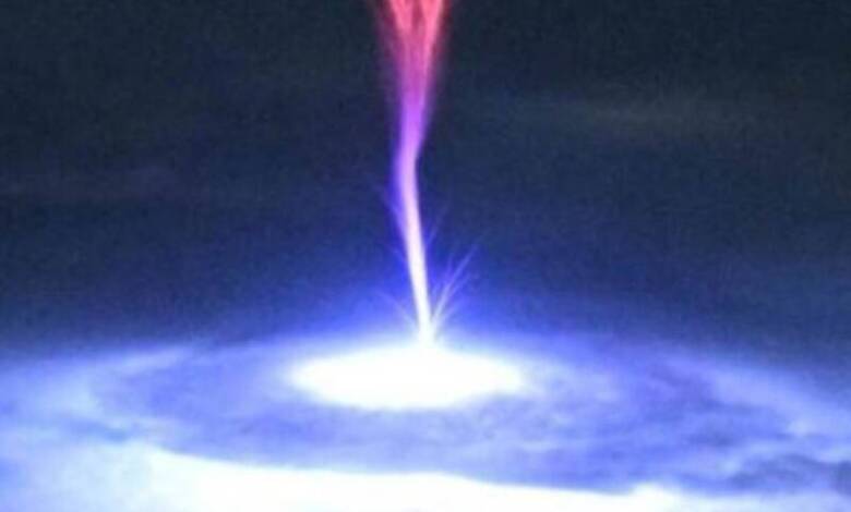 Un astronauta captó un misterioso rayo rojo sobre las nubes