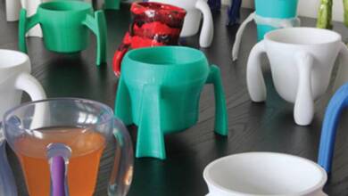 A los 9 años creó una taza especial para ayudar a su abuelo con parkinson