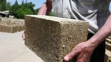 Construyen techos de hogares con cáscaras de arroz