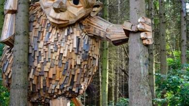 El artista que transforma basura en trolls gigantes escondidos en bosques
