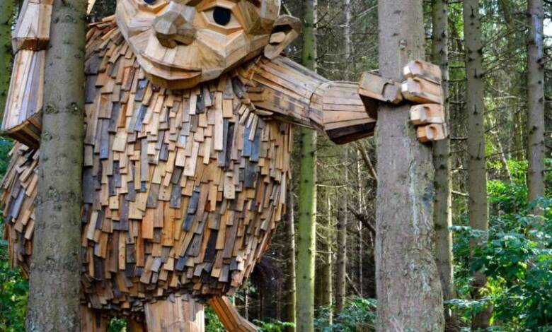 El artista que transforma basura en trolls gigantes escondidos en bosques