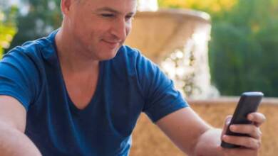 Los adultos pasan 88 días al año pegados al celular