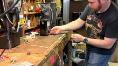 Renovó un teléfono público para hacer llamadas gratis en lugares sin señal