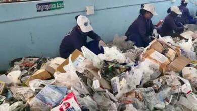 Una cafetería en India cambia comida por residuos plásticos