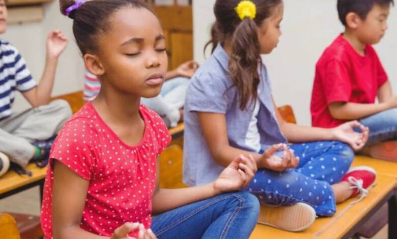 Una escuela reemplazó castigos por meditación y redujo los conflictos a cero
