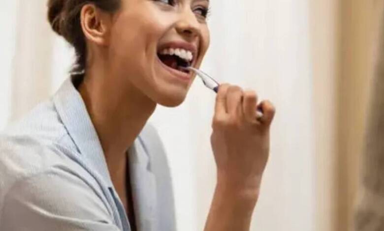 Cambiar de mano al cepillarse los dientes tiene beneficios para el cerebro