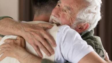 Las personas necesitan de cuatro a ocho abrazos al día