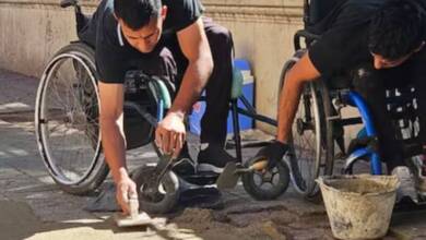 Deportistas en silla de ruedas reparan veredas rotas por sus propios medios en una provincia argentina