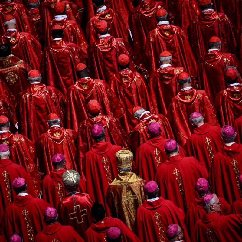 Muerte y funeral del Papa Francisco en el Vaticano, 26 de abril de 2025. REUTERS/Yara Nardi (1), Susana Vera (2), Guglielmo Mangiapane (3, 4) y Dylan Martínez (5)
