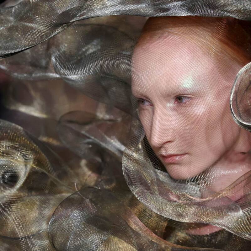 Una modelo presenta una creación de la diseñadora Iris van Herpen como parte de su desfile de Alta Costura Otoño/Invierno 2025-2026 en París, Francia, el 7 de julio de 2025. REUTERS/Manon Cruz