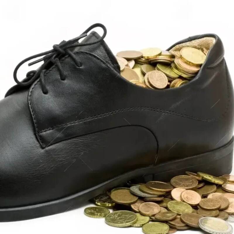 Poner monedas en los zapatos