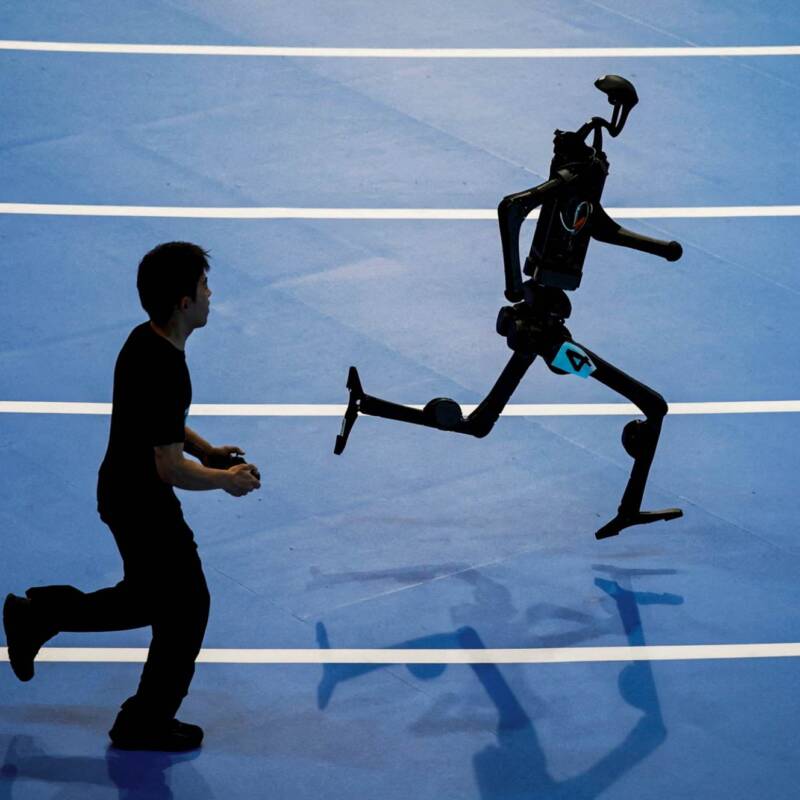 Un robot humanoide de Unitree Robotics participa en una carrera de 400 metros en los Juegos Mundiales de Robots Humanoides inaugurales, en el Óvalo Nacional de Patinaje de Velocidad en Beijing, China, el 15 de agosto de 2025. REUTERS/Tingshu Wang