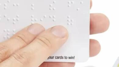 Presentaron el juego de cartas UNO en versión braille