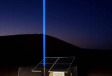 Arabia Saudita instala luces láser en el desierto para guiar a viajeros a lugares con agua