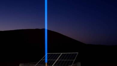 Arabia Saudita instala luces láser en el desierto para guiar a viajeros a lugares con agua