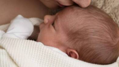 Una campaña busca voluntarios para abrazar a bebés abandonados: los requisitos y cómo postularse