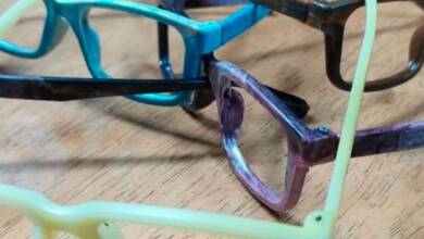 Con tapitas plásticas fabrican armazones de anteojos