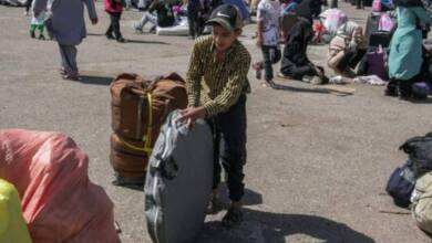 Alertan por lluvia tóxica en Irán tras bombardeos a depósitos de petróleo