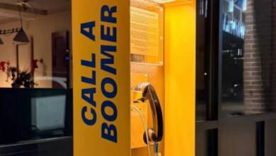“Call a Boomer”: la campaña que usa teléfonos públicos para conectar generaciones