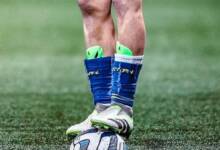 El fútbol argentino sancionará el acto de pararse sobre la pelota
