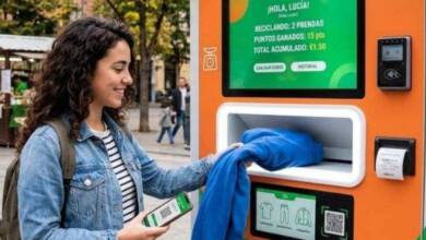 España prueba un sistema de contenedores inteligentes que paga por reciclar ropa